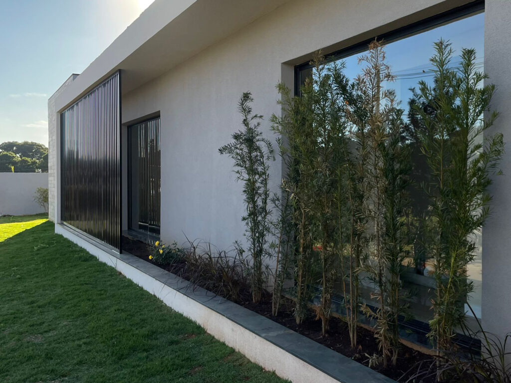 brise e janelas de esquadria de aluminio preto