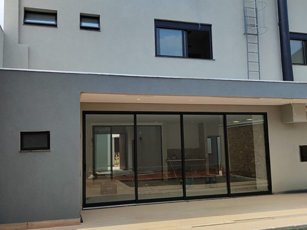 casa com esquadria de aluminio porta de correr 4 folhas mÃo amiga