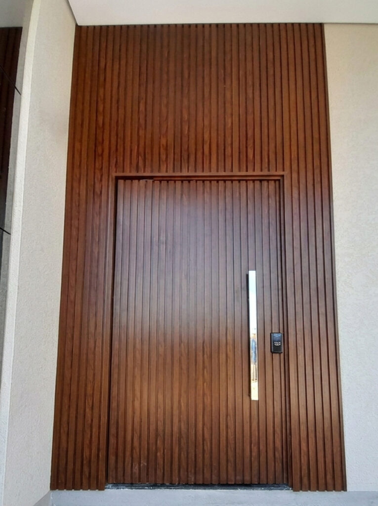 fachada em ripado amadeirado cerejeira real com porta embutida
