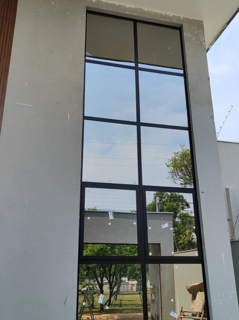 fachada gold com vidro refletivo