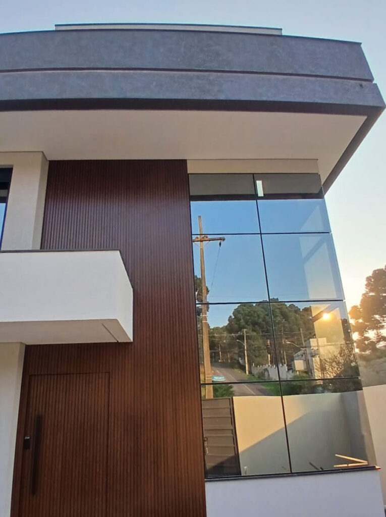 fachada pele de vidro com vidro refletivo e ripado em amadeirado