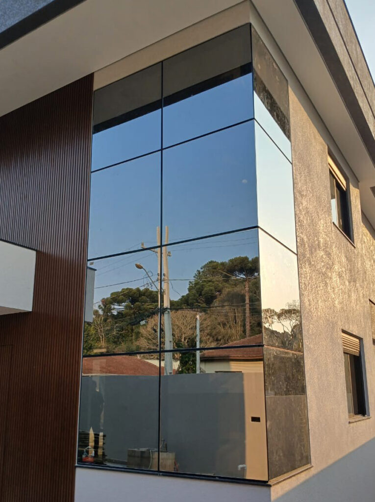 fachada pele de vidro com vidro refletivo janela com persiana
