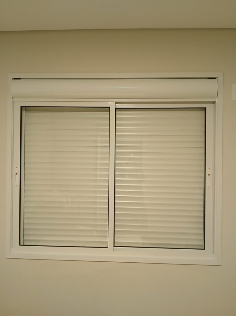 janela com persiana integrada automÁtica