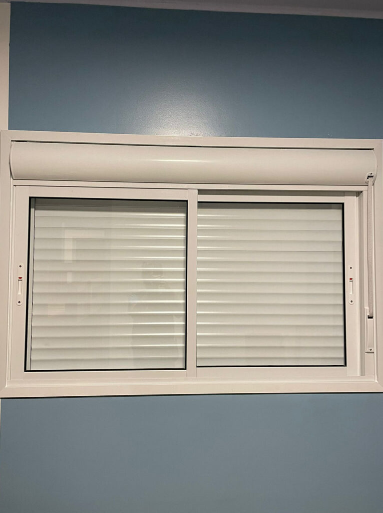 janela com persiana integrada manual