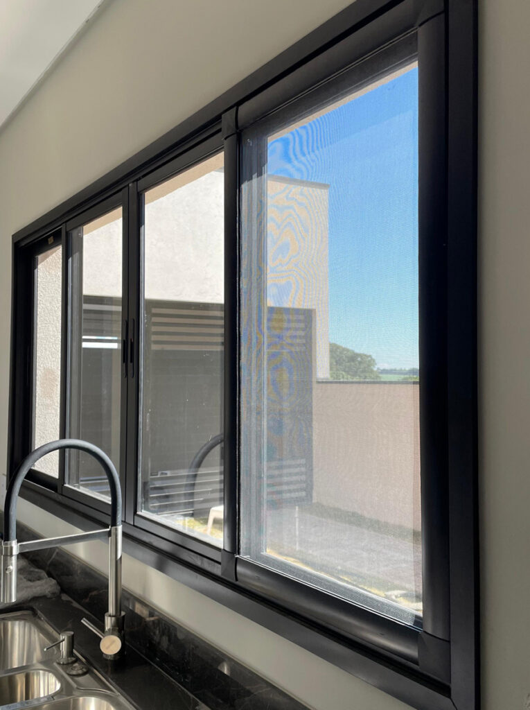 janela de correr 4 folhas abertura central com tela removivel