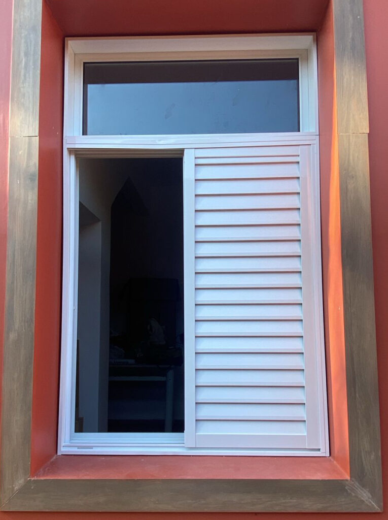 janela de correr de veneziana 3 folhas