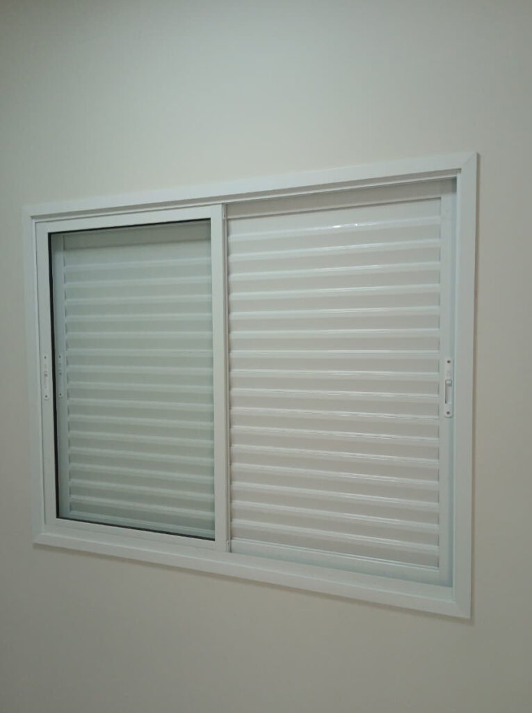 janela de veneziana com 3 folhas fechada