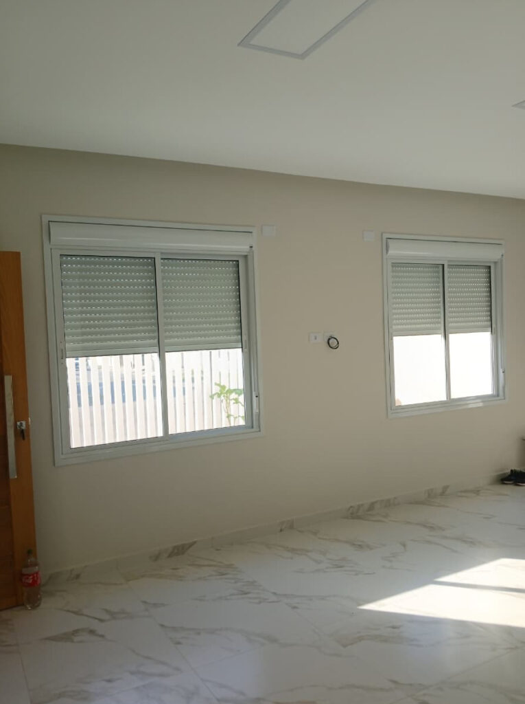 janelas com persiana veneziana integrada manual