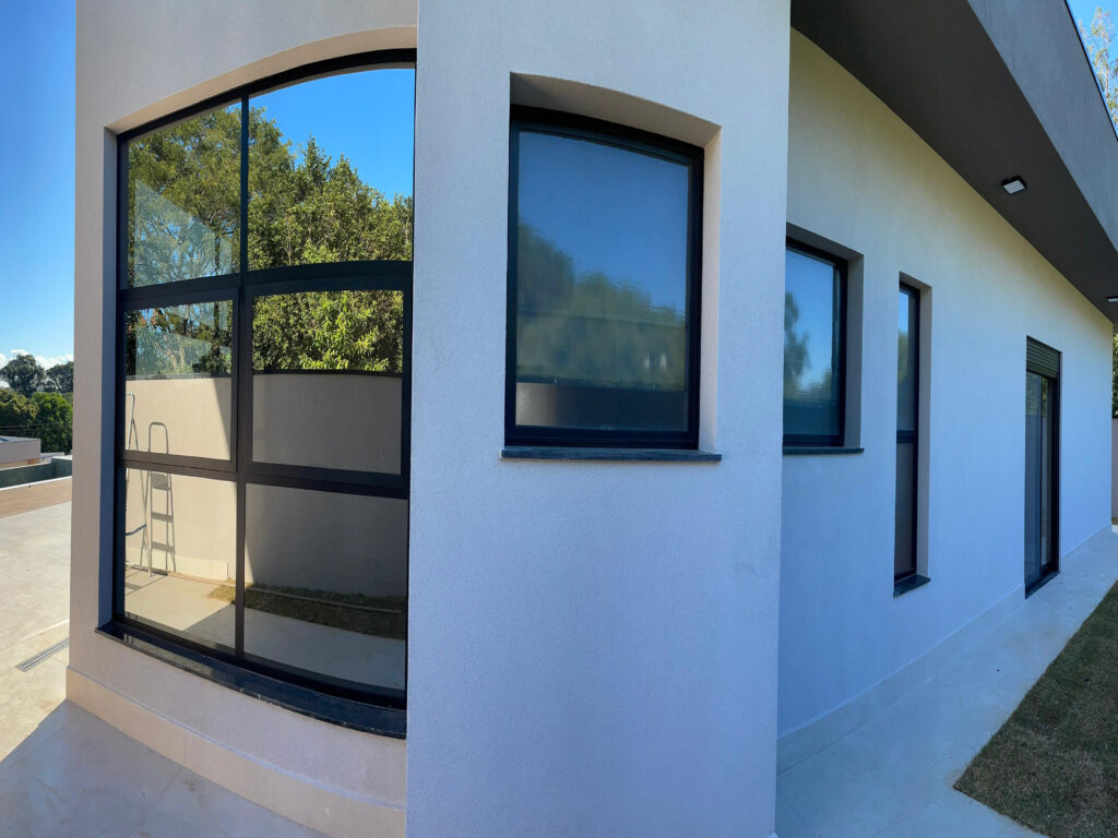 obra finalizada com esquadria de aluminio preto