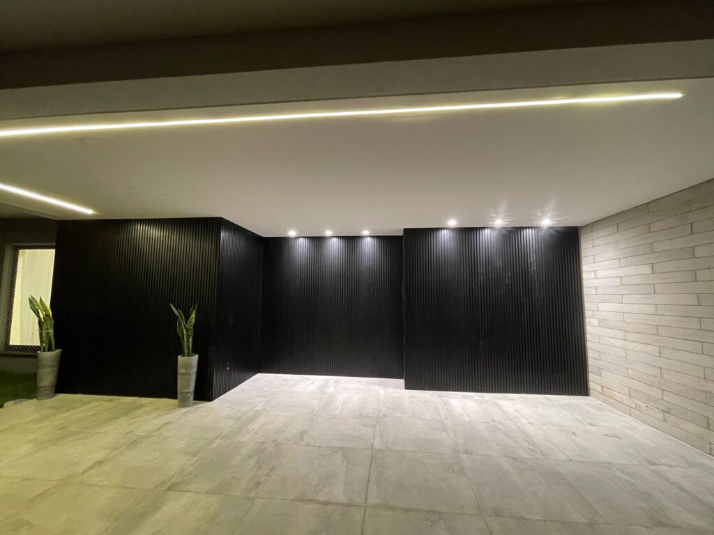 parede de ripado de aluminio com porta oculta