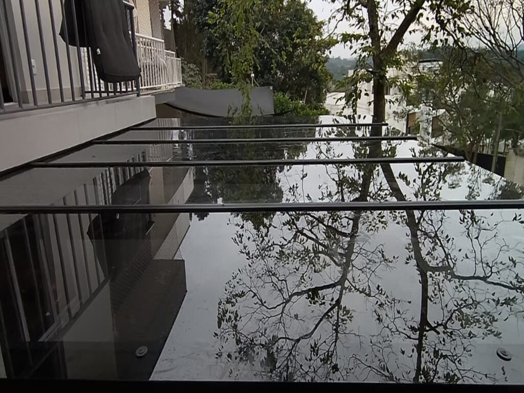 pergolado com vidro neutral 14