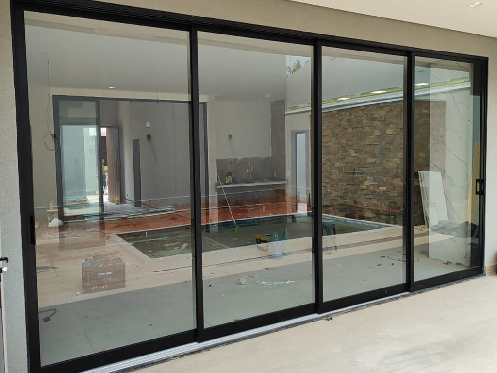 porta balcÃo 4 folhas mÓveis com puxadores e trilho embutido