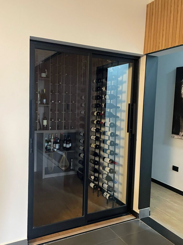 porta de correr 2 folhas com puxador e fechadura adega