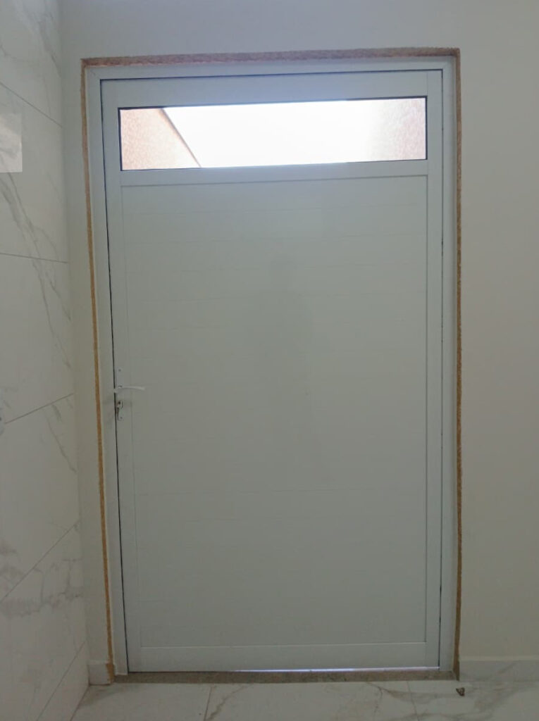 porta de giro com vidro superior fixo branco