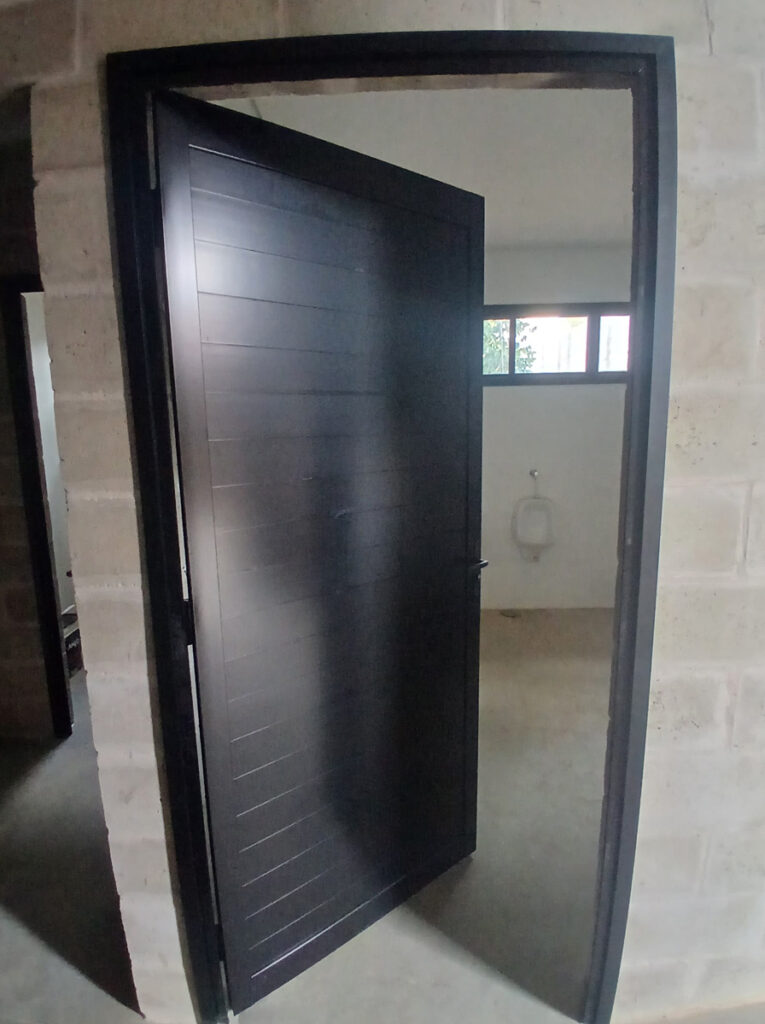 porta de giro em lambril preto