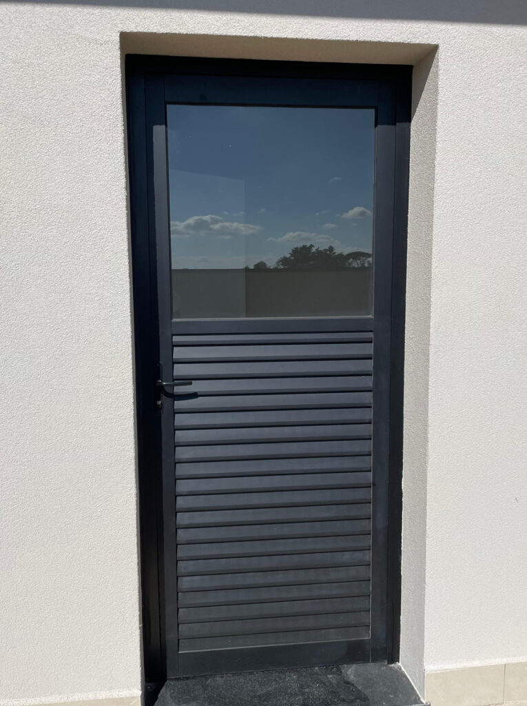 porta de giro metade vidro e metade veneziana