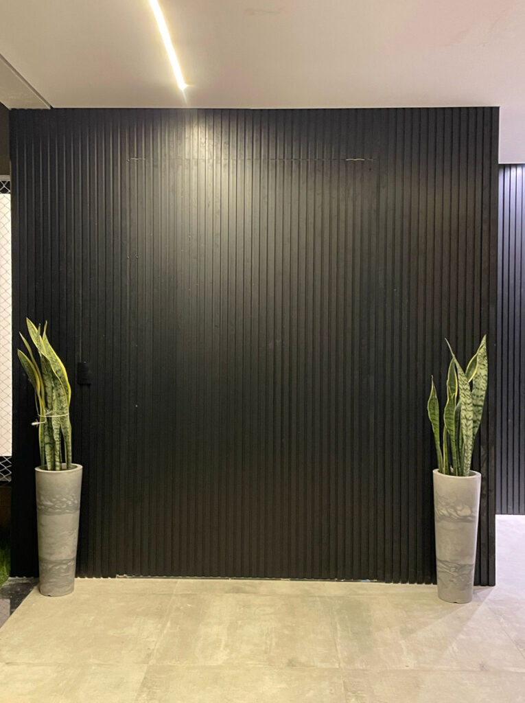 porta de giro oculta em ripado de aluminio