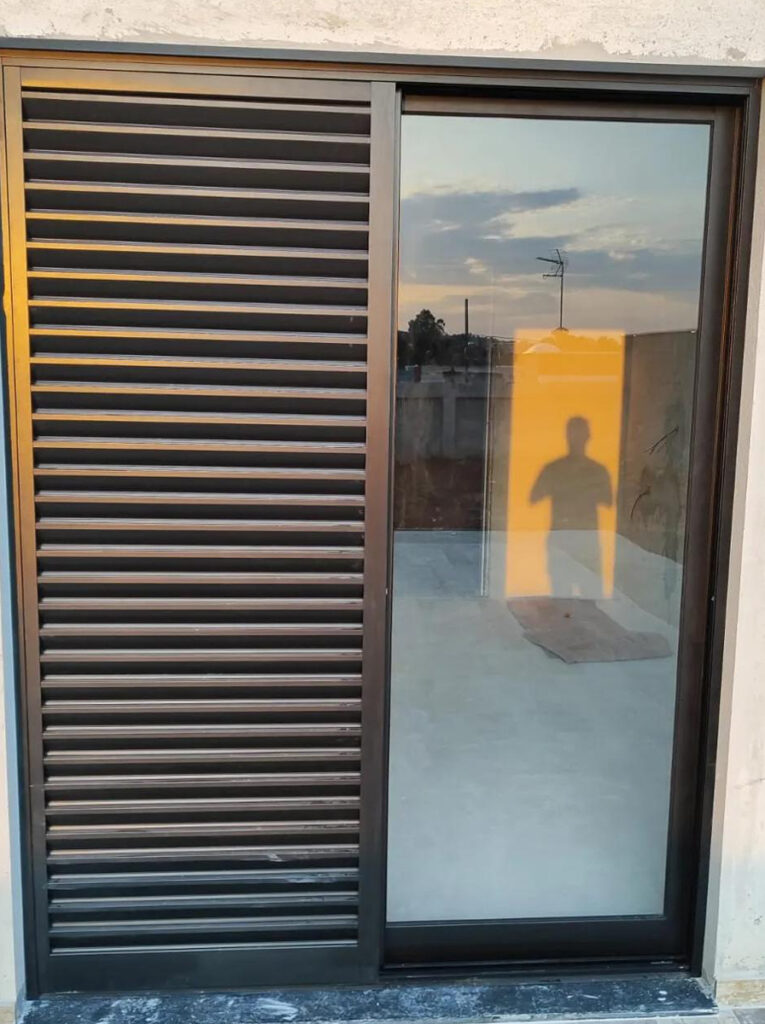 porta de veneziana 3 folhas com vidro