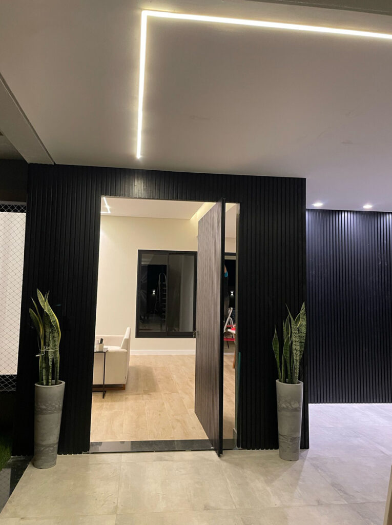 porta oculta pivotante em ripado de aluminio preto