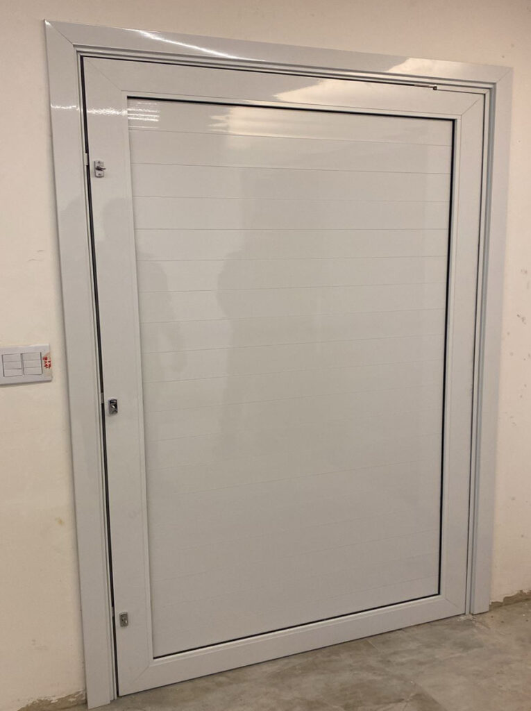 porta pivotante com 3 fechaduras tetras