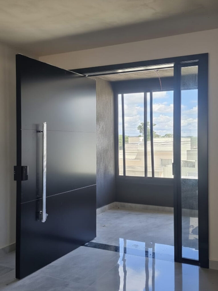 porta pivotante de acm com puxador 1 metro