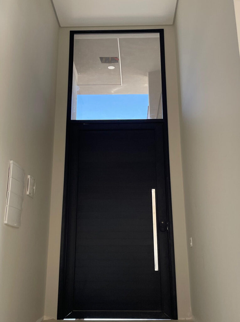 porta pivotante de giro 1,20x2,50 em lambril preto