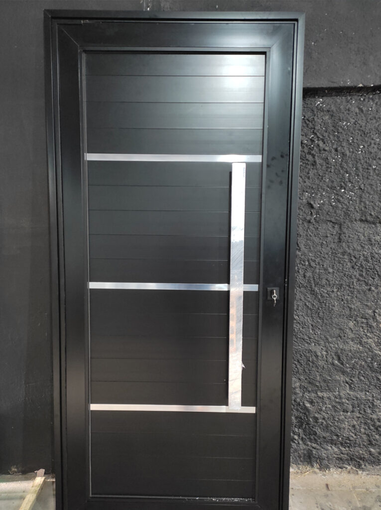 porta pivotante de giro com friso natural e 1 puxador metro