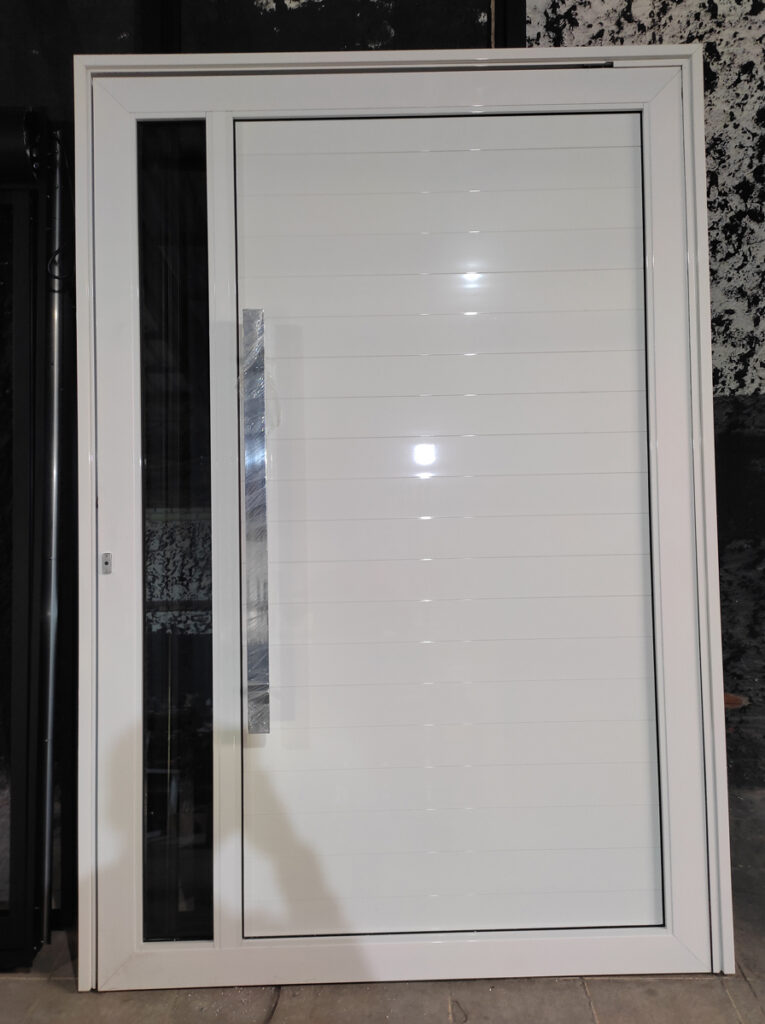 porta pivotante de giro com vitral lateral e puxador 1 cromado metro