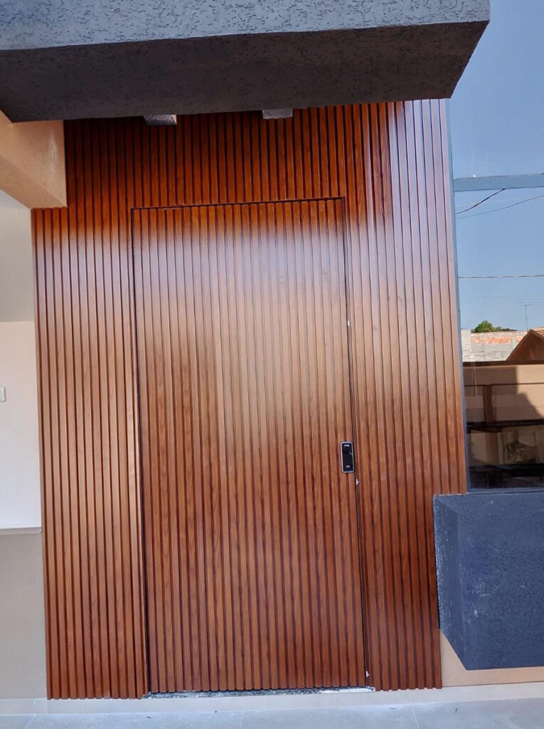 porta pivotante de giro em ripado amadeirado