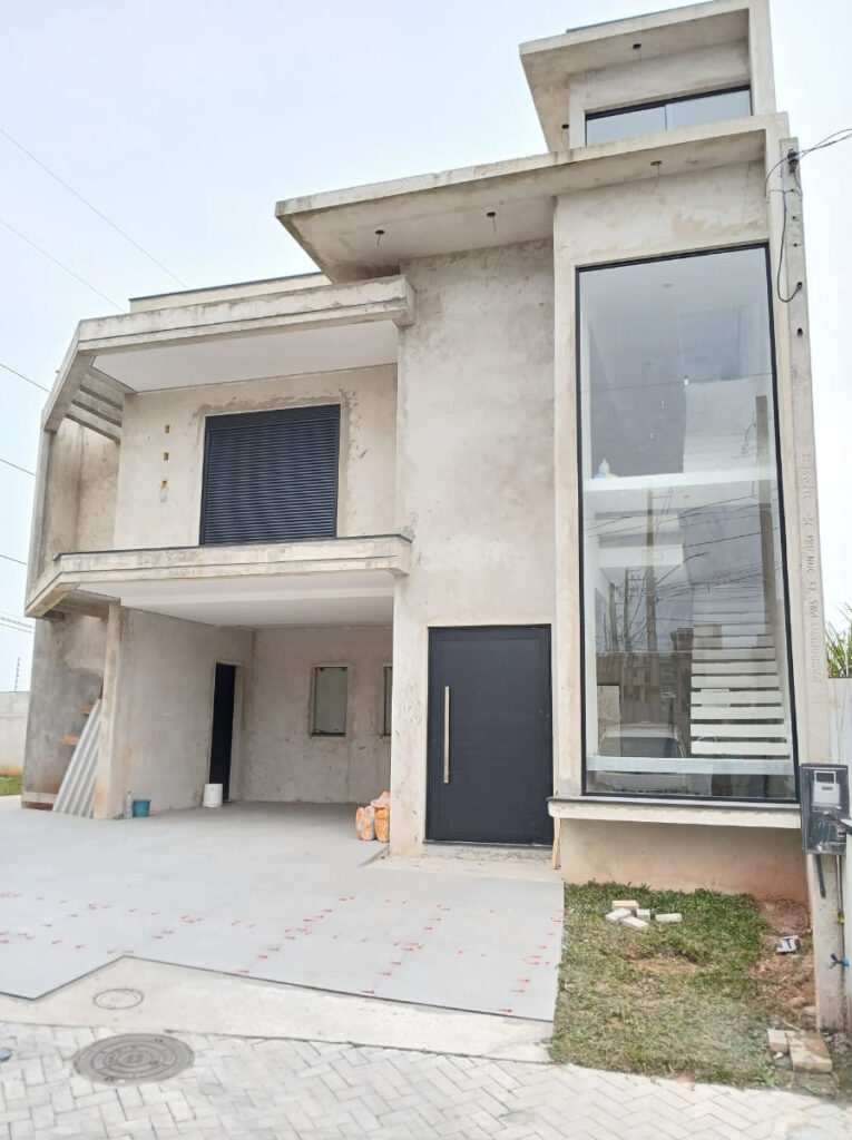 porta pivotante em lambril fachada em vidro temperado