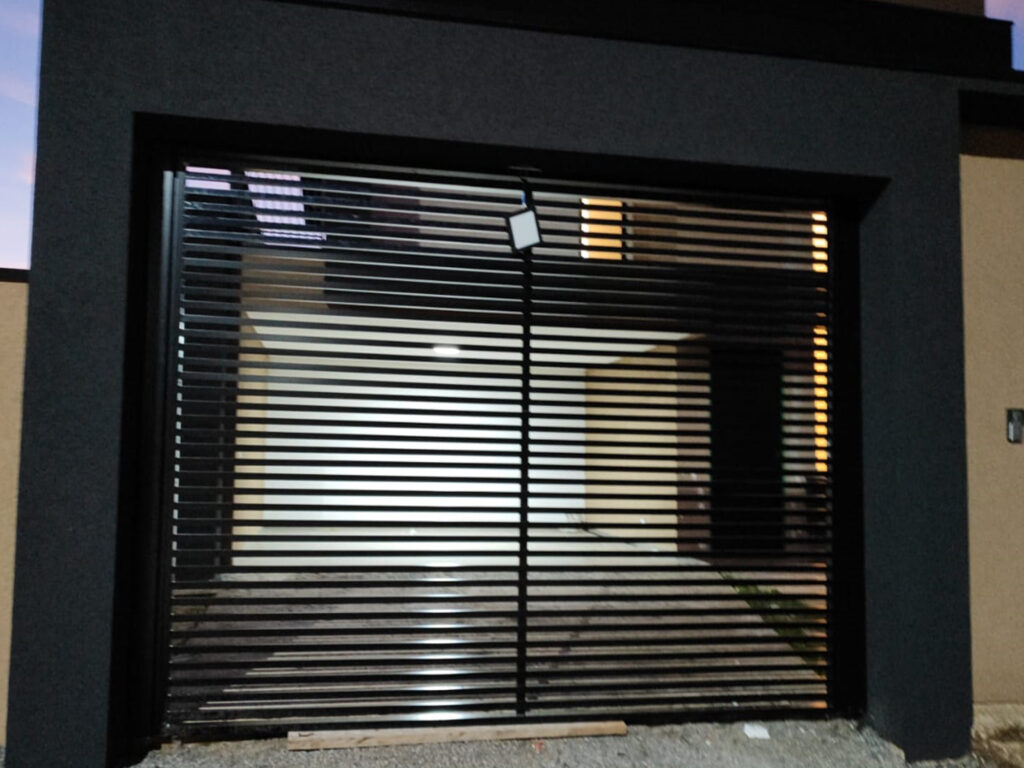 portÃo basculante em aluminio vazado