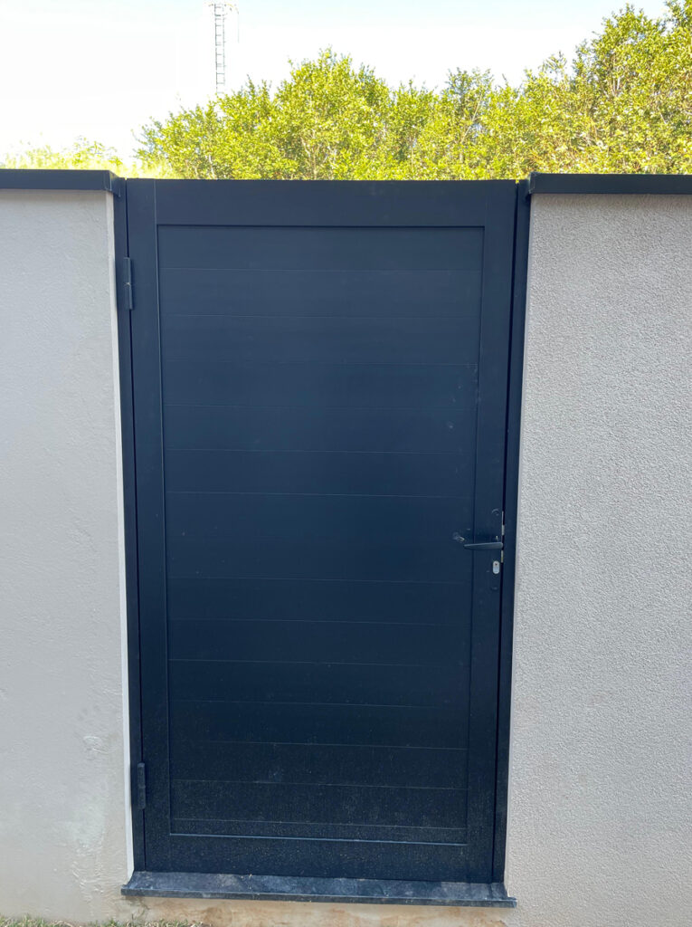 portÃo social (pedestre) de lambril branco, preto, amadeirado